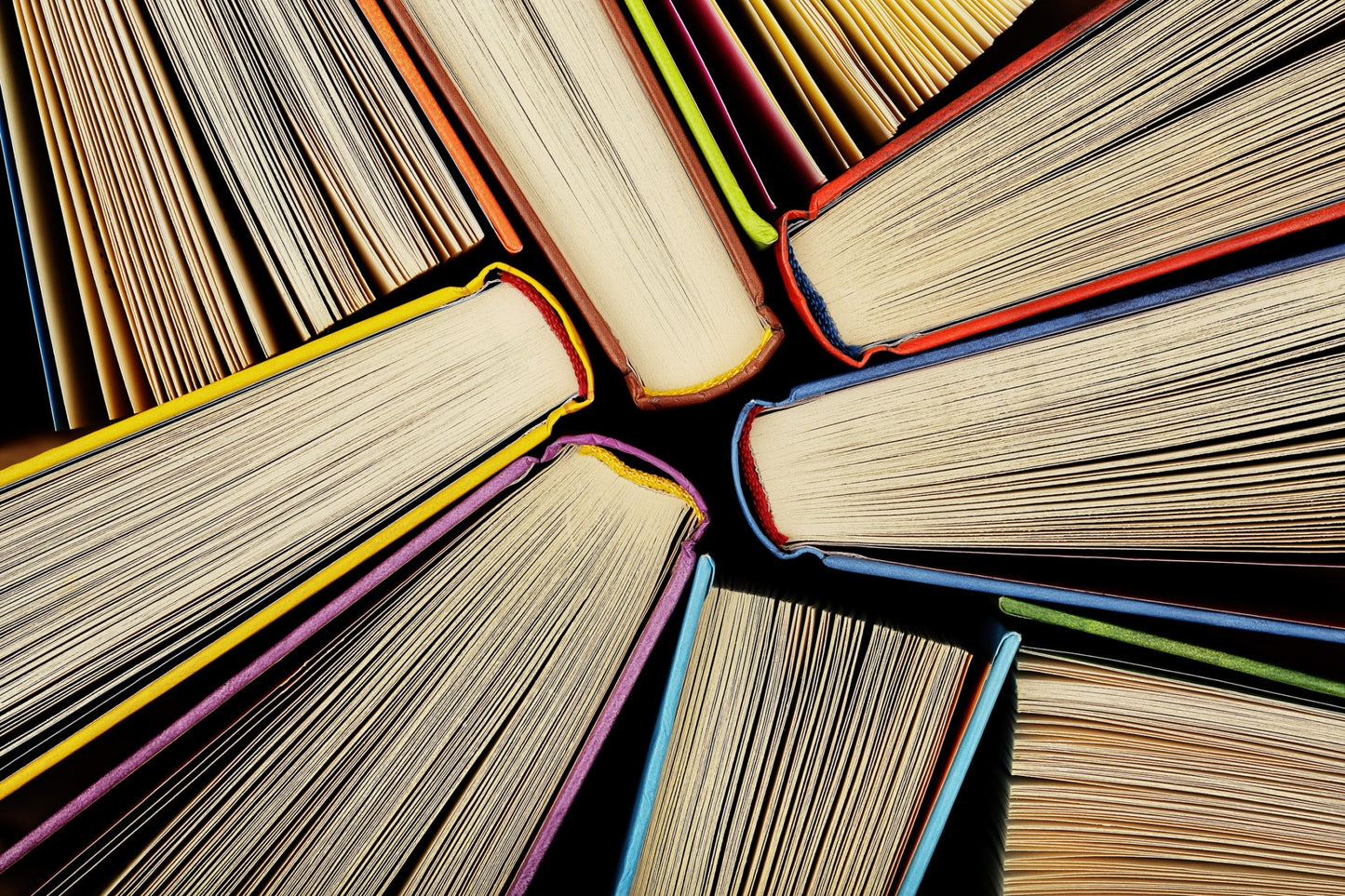 Carica i file, seleziona il formato, inserisci il nr delle pagine da stampare, scegli la rilegatura, attendi l'arrivo a casa oppure passa direttamente in negozio.