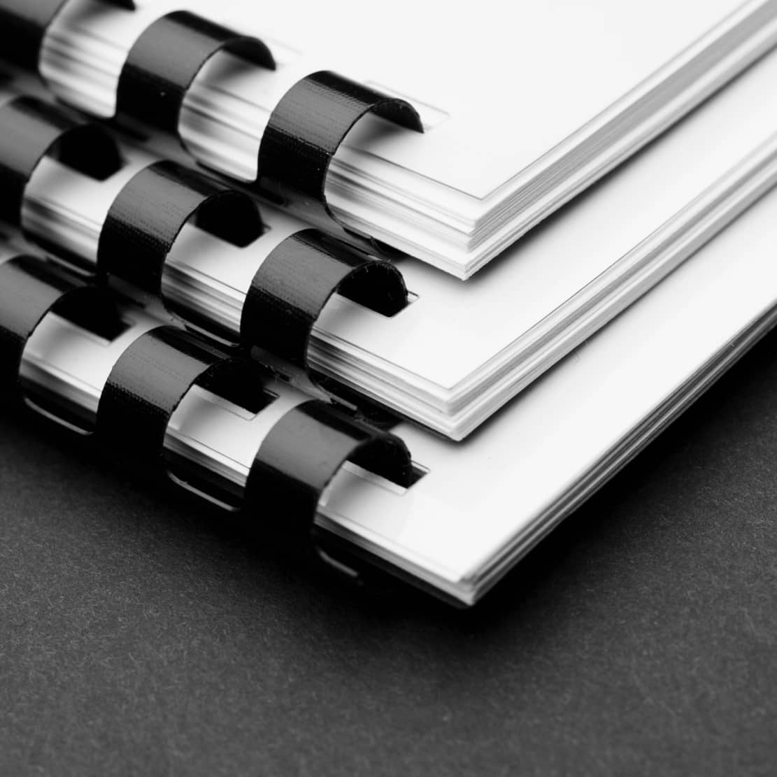 Carica i file, seleziona il formato, scegli la rilegatura, attendi l'arrivo a casa oppure passa direttamente in negozio.
